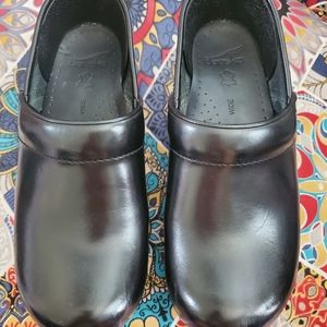 Dansko Black, Professional, Size 39 WIDE. Terrific condition!